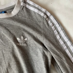 🌸 Tröja från Adidas 🌸 - 🌸 Tröja från Adidas 🌸 Storlek S 🌸 Mötas upp i Stockholm eller postas (fraktkostnad tillkommer) 🌸 Kan även samfrakta 🌸