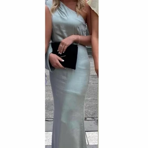 Maxiklänning  - Säljer denna underbara maxiklänning i storlek 8 (motsvarar str 36) som är perfekt till bal, bröllop osv. Den är använd en gång. Anledningen till att den säljs är för att den inte kommer till användning mer. Den är ursprungligen köpt för 1100 kr