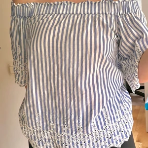 Offshoulder tröja  - Den är från H&M, storlek M, har några år på nacken men sparsamt använt. Jag hoppas att någon kan få mer nytta av den här fina tröjan än vad jag fått. 