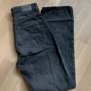 Säljer ett par jeans från Weekday i modellen Row och färgen Echo Black 🤭 Använda men personligen tycker jag dom fått en snyggt använd touch, en liten slitning fram vid gylfen. Storlek 26/32! 