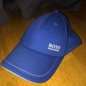 Helt ny Hugo boss keps. Endast andvänd 1 gång. Säljs pga att den inte har någon andvändning här hemma & jag försöker få ihop lite pengar. Kan träffas eller frakta:)