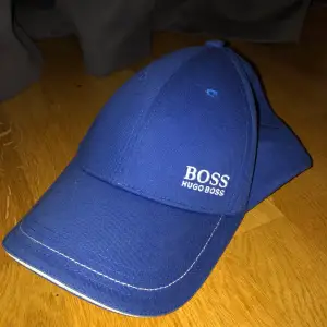 Helt ny Hugo boss keps. Endast andvänd 1 gång. Säljs pga att den inte har någon andvändning här hemma & jag försöker få ihop lite pengar. Kan träffas eller frakta:)