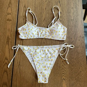 Blommig bikini - Jättefin bikini som tyvärr inte kommer till användning. Endast använd 1 gång🫶🏼