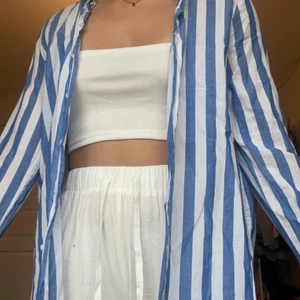 Cool skjorta  - Cool skjorta för sommaren. Använd 1 gång. Väldigt fin och ganska lång!