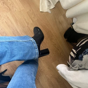 Svarta högre klackar - Så fina och i jätte bra skick! Storlek 38