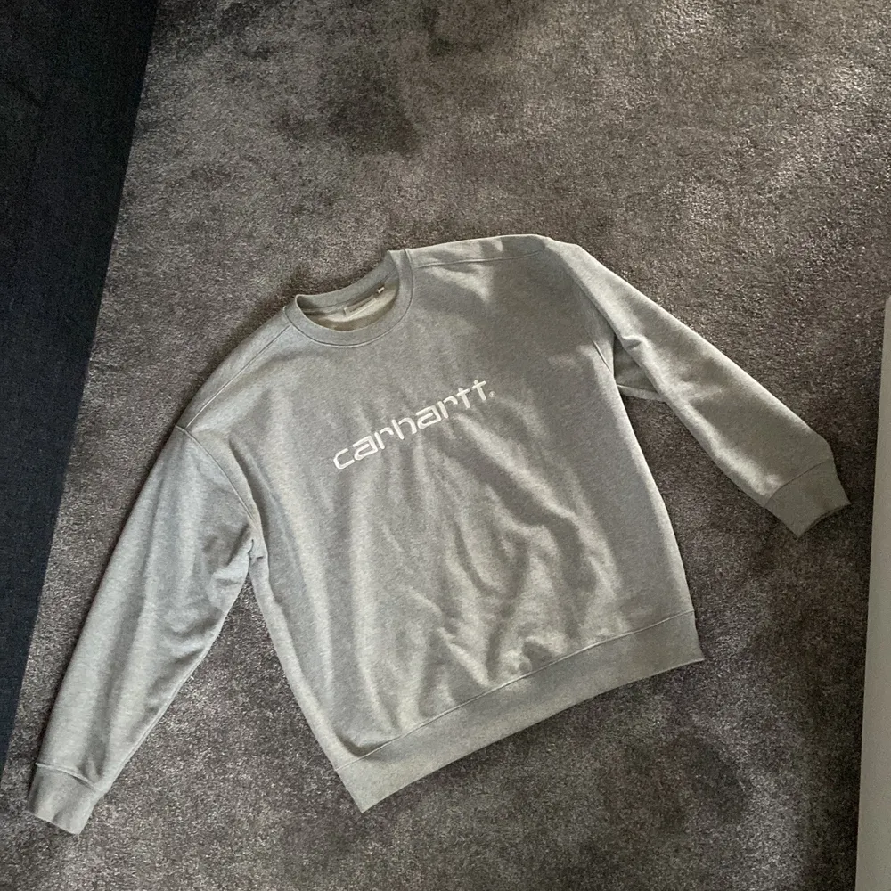 Boxy, grå carhartt crew i storlek L. Cond. 9/10.. Hoodies.