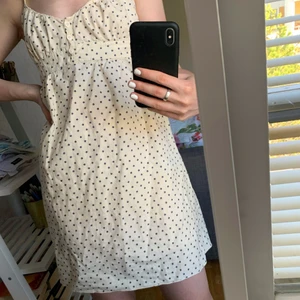 Klänning  - En oanvänd klänning från Brandy Melville. Ca 82 cm lång från band till slut. Frakt kan diskuteras🤍🤍