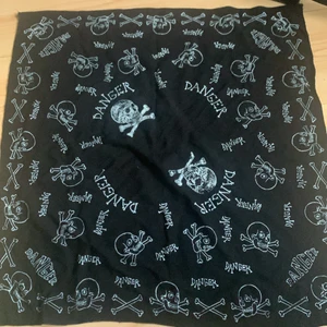 Bandana - Bandana med döskallar på