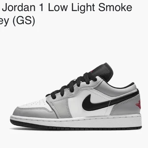 Air Jordan 1 low - light smoke grey  - Supersnygga gråa jordans, som passar perfekt nu till sommaren! Bra skick, enbart använda ett fåtal gånger. Pris kan diskuteras! (Storlek 38,5, men passar allt från 38-39) 