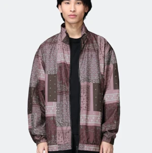 Jacka Urban Classic 90’ track - Stl L. Helt ny, kvar i förpackning. Kan skicka fler bilder.  Kan va unisex, storleken är herr. Stor i storlek.