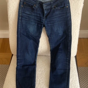 Levis jeans - Mörkblå - low rise- storlek 25 (passar xs/s?)