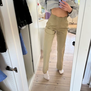 Dickies 874 byxor - Dickies byxor!! Supersnygga med lite stora på mig som har 25/26 i andra jeans! Längre modellen! Buda privat ⭐️