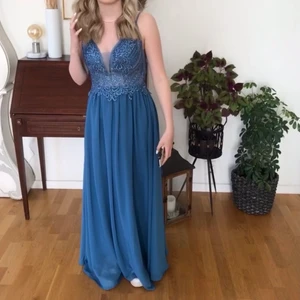 Balklänning - Säljer min balklänning från 9an. Endast använd under en kväll och den är så sjukt fin😢💕 Har sytt upp den så att den passar någon som är 157-163 och axelbanden är också uppsydda så de är kortare men de går o sprätta upp den sömmen.Köparen står för frakten❤️