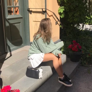 Tröja - Mysig grön tröja från Nakd, overzised i modellen och i storlek S tror jag, super fin till vit kjol i sommar, 💓🌸🌸🌸