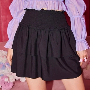 Volangkjol  - Fin volangkjol i strl M men passar även mig som har S, väldigt fint skick💖 frakt tillkommer på 64kr