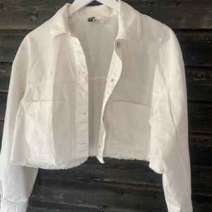 Jeansjacka - Jeansjacka i kortare modell, knappt använd så i väldigt bra skick!