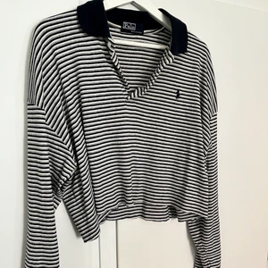 Vintage croppad ralph-lauren tröja - Ralph-lauren tröja köpt second hand i Köpenhamn. Croppad sedan tidigare. Köpare står för frakt.