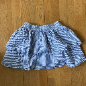 Kjol  - Jag säljer denna kjol för att den är för kort på mig som är 178 cm, fint skick inte använd mycket. Passar en S-Xs i storleken, köparen står för frakten 