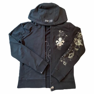 Svart fleece med galna tryck - Säljer en sjukt snygg fleece med jätte fina detaljer på både fram och baksidan!! Har aldrig använt den, vilket är därför jag säljer vidare den nu :) Passar storlek xs-s. Hör av dig vid intresse <3