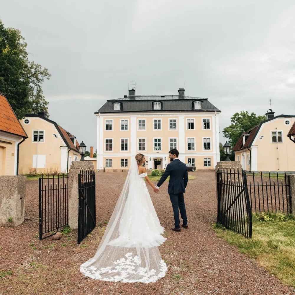 Säljer min fina brudslöja. Säljer för 550kr frakt på 66kr tillkommer .  Fin spets i kanten längst ner.  . Accessoarer.