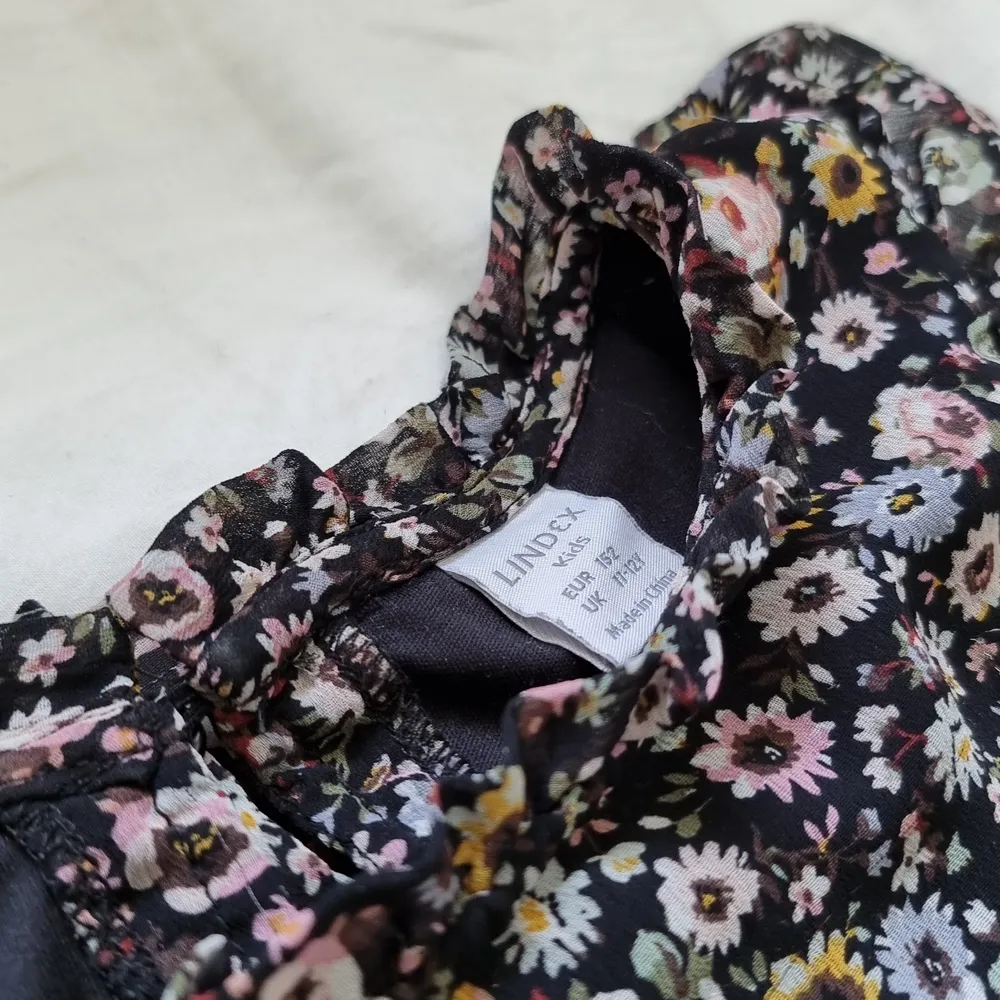 En vacker blommig blouse. Väldigt skön och passande till sommaren och vår 🌺finns inte längre, men mitt pris 110kr  köparen står för frakt 💕. Blusar.