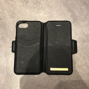 Svart ideal of sweden mobil fodral🖤 - Jätte fint ideal of sweden skal som jag använt typ fyra gånger till en iPhone 6 6s 7 och en åtta köpte för 400 kr🖤