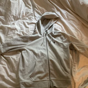 Ralph lauren zip hoodie storlek m - Najjs tröja som passar perfekt om man har storlek medium.