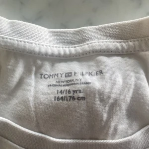 Tommy Hilfiger basisk vit t-shirt 14/16yr 164/176 - Plagget har inga anmärkningar och är i barn/tonårsstorlek som helt enkelt inte passar längre