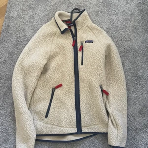 Patragonia fleece  - Säljer denna fina patragoni fleece jacka, den är nästan  aldrig använd bara använd 1-2 gånger! Inga dekret alls på den och är som helt ny. Den är i Storlek M och nypris är 1500kr säljer då för 1000kr