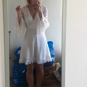 Studentklänning - Otrooolig vit klänning från Nakd, perfekt studentklänning! Endast använt den en gång på min egen student för två år sen, så den har inte ens åkt flak. Snälla köp och låt den uppleva en RIKTIG student 🥺