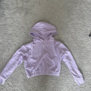 ‼️säljer denna supersöta lila hoodien‼️ - 🌸🌟säljer denna supersöta pastellila hoodien ifrån hm. I storlek 134/140. Supersöt nu till våren🌟🌸