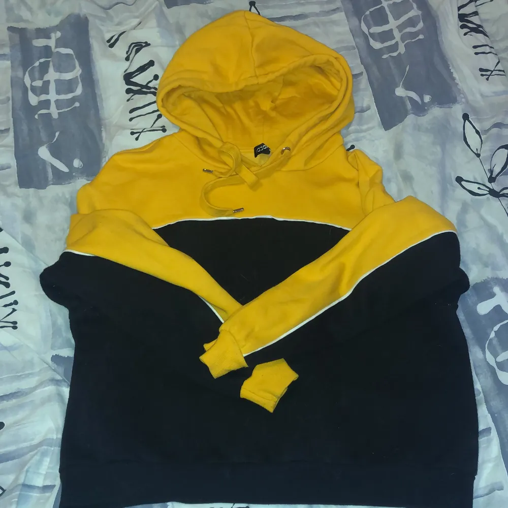 En svart o gul hoodie från hm. Är använd ngr gånger och är i storlek M. Hör av för mer bilder elr information. . Hoodies.