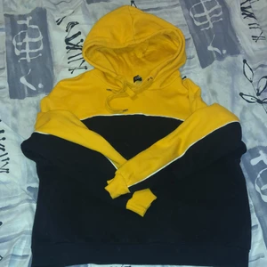 Gul o svart hoodie.  - En svart o gul hoodie från hm. Är använd ngr gånger och är i storlek M. Hör av för mer bilder elr information. 