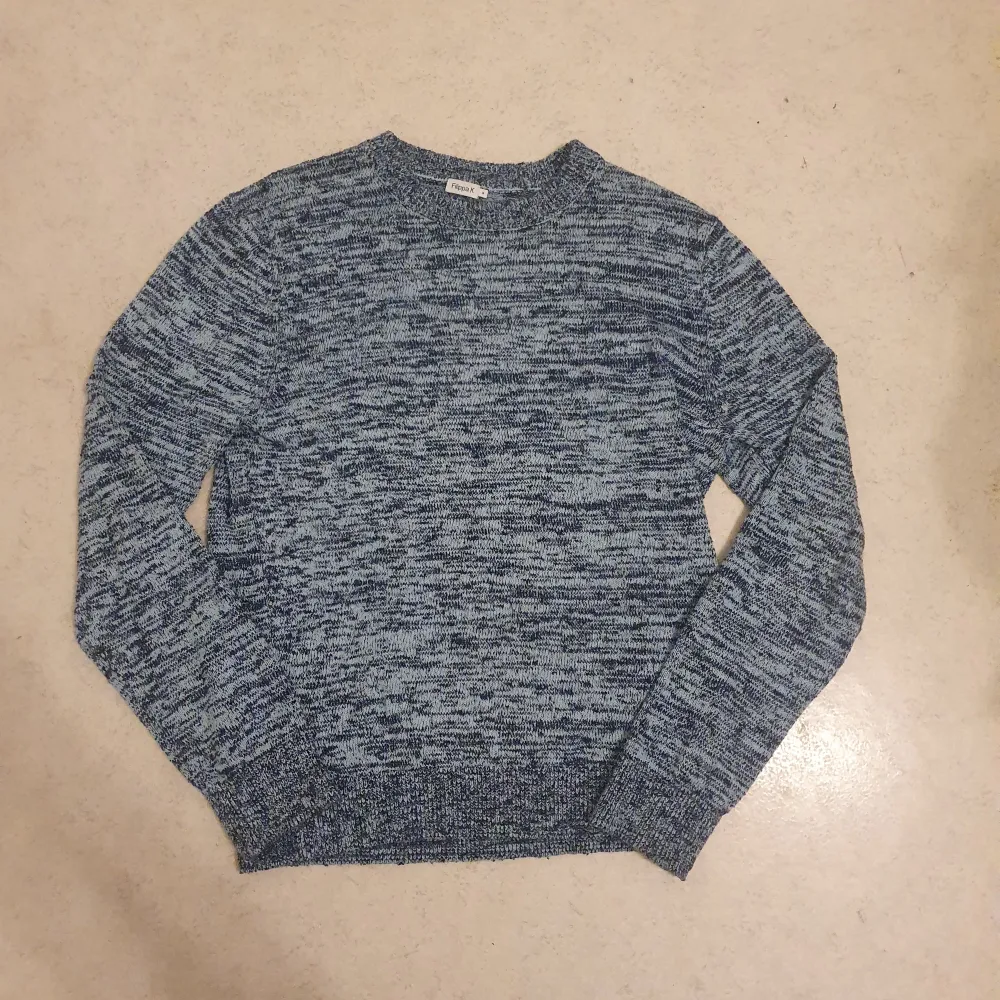En stickad Filippa K tröja i storlek 48, vilket motsvarar M. Pris 350kr. Knappt använd!. Neuletakit & Villapaidat.