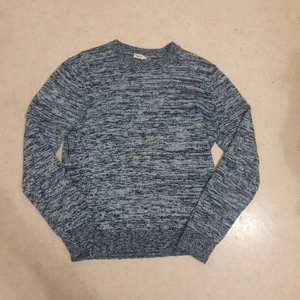 Filippa K tröja - En stickad Filippa K tröja i storlek 48, vilket motsvarar M. Pris 350kr. Knappt använd!