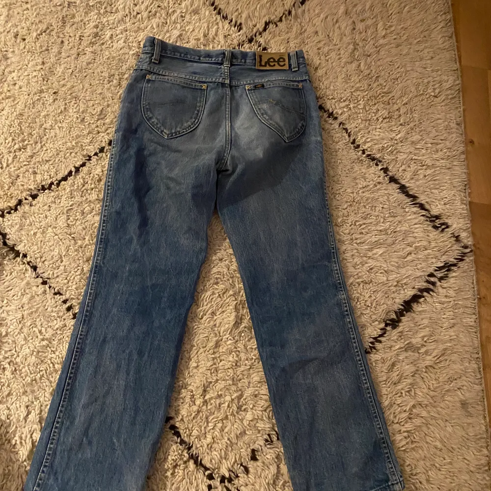 Sjukt snygg lee jeans som är tyvärr är förstora för mig. Sömmen har gått upp lite på ena fickan men annars är de i väldigt bra skick💕. Jeans & Byxor.