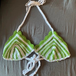 Gulliga virkade toppar🥺💕 - Designa din egna virkade topp, perfekt till sommaren🫶🏼 Jag virkar toppen utifrån de mått och färger du vill ha💓Toppen går att få i flera storlekar💕💕 Köparen står för frakten🫶🏼💕🥳