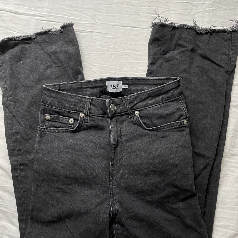 Svarta jeans från lager 157 i modellen ”lane”. Använda ett fåtal gånger i väldigt bra skick. Storlek S och tycker att de är aningen korta i benen. . Jeans & Byxor.