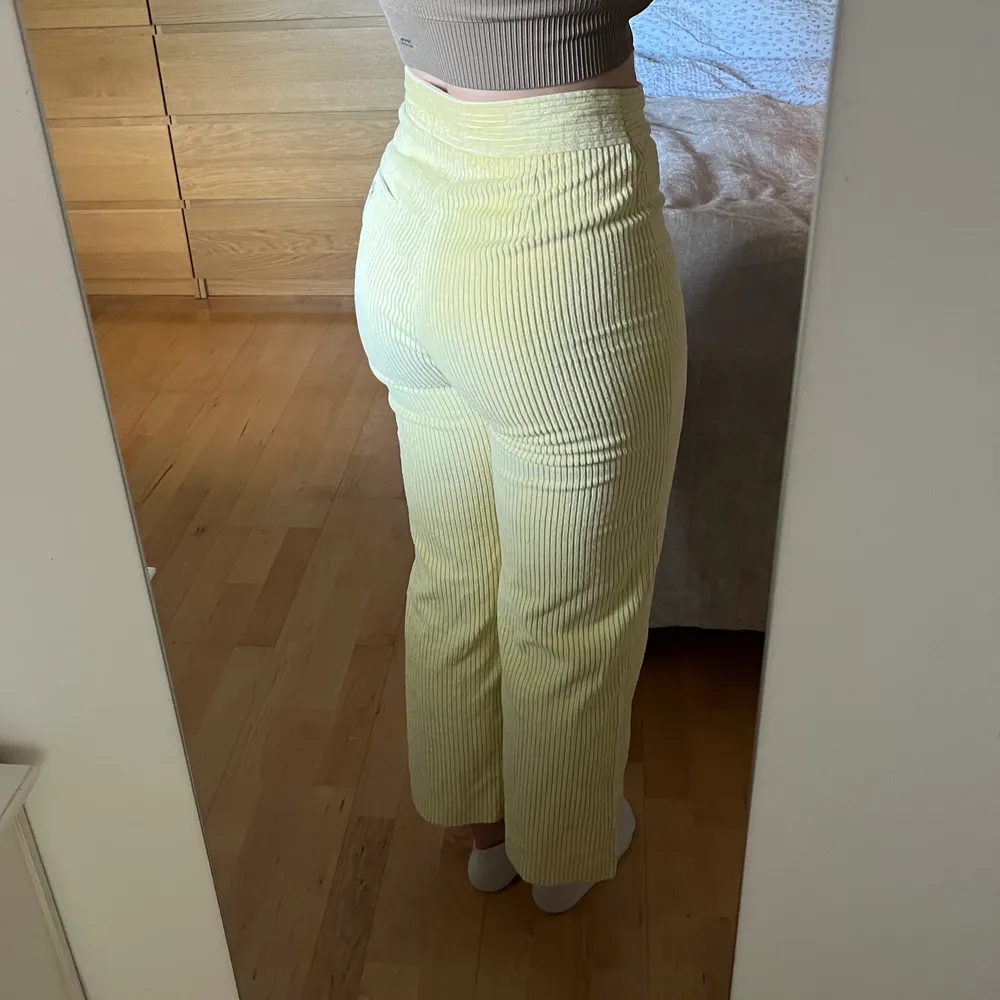 Croppade gula manchesterbyxor från Zara i strl XS. Passar dock mig som brukar ha S i byxor! Jag är 160cm.. Jeans & Byxor.