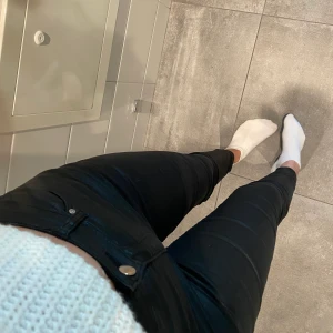 ”Lackbyxor” från H&M - Lackbyxor från H&M i strl 38 men små i storleken så passar även 36. I bra skick!