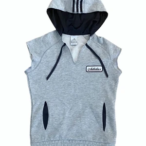 Adidas Sleeveless Hoodie Preloved Dam 😍🤍 - Adidas Sleeveless Hoodie Preloved Dam 🤍😍  Pris:  •189kr Stl: S Bredd 43cm Längd 62cm Kontakta mig för mer info 😀