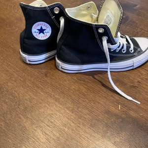 Converse - Väldigt fint skick, använda 2-3 ggr. Nu är de för små