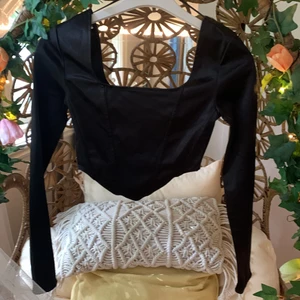 Super fin silkes tröja🖤 - Jättefin tröja i silkes material, skimrar som glitter i ljuset✨