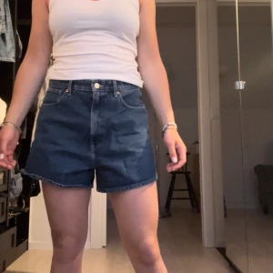 Hm jeansshorts  - Mörkblåa jeansshorts från hm. Säljer för att jag tycker de sitter lite stort på mig. Endast använda 2 gånger🙌💞