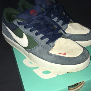 Säljer mina Nike sb  - Säljer mina Nike Sb perfekta till att skate i och att bara gå runt i är i bra skick och är i storlek 40 