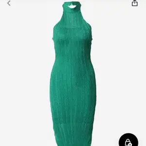 Grön klänning från ginatricord aldrig använd prisslappen sitter kvar. Köpt för 700kr i storlek small