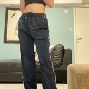 Kappa byxor.  - Lägger ut annonsen igen pågrund av oseriös köpare. Själv är jag 173 och de är ganska långa på mig.  Använt max 1 gång. Det står att det är storleken Xl men passar mig som är ett S. Om du har fler frågor är det bara till att skriva privat. fri frakt