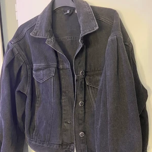 Jeansjacka  - Superfin oversized jeansjacka från h&m. Nästan aldrig använd och utan några skador. Köparen står för frakten 💕