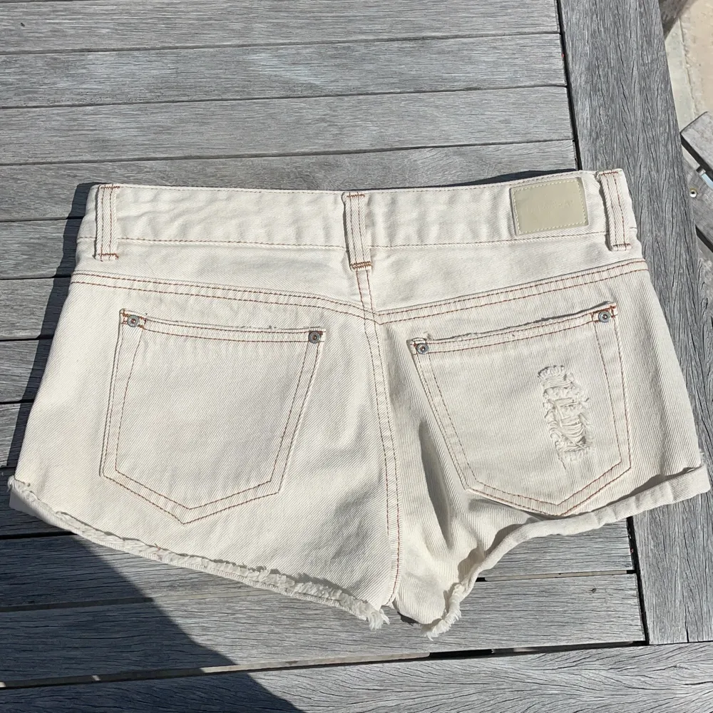 Creme vita jeans shorts från pull&bear, bra skick. Passar för storlekar 32/34/36. Shorts.