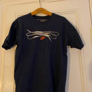 Vintage Nike T-shirt, storlek L, mörkblå 